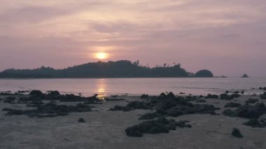 Havadan görünümü günbatımı Buffalo beach Phayam islandbig delik Buffalo beach Phayam Island Rarong Tayland büyük kayanın içinde delici rock delik