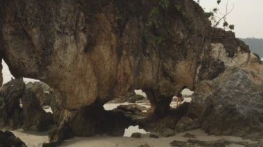 Havadan görünümü günbatımı Buffalo beach Phayam islandbig delik Buffalo beach Phayam Island Rarong Tayland büyük kayanın içinde delici rock delik