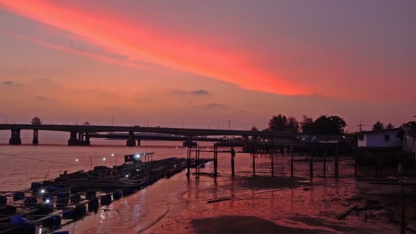 Vacker Himmel Solnedgången Ner Till Havet Ovanför Fisk Bur Bredvid — Stockvideo