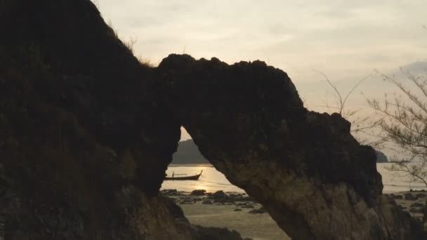 Luz Sol Através Buraco Hinthalu Praia Buffalo Ilha Phayam Ranong — Vídeo de Stock