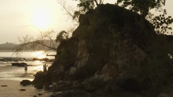太陽のバッファロー ビーチ Phayam 島ラノーン Thailand Hinthalu Hinthalu の穴を通して光がラノーン県 Phayam 島の新しいランドマークの日没の視点 — ストック動画