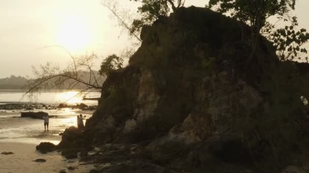 Napfény Hinthalu Buffalo Strandon Phayam Island Ranong Thailand Hinthalu Lyukon — Stock videók