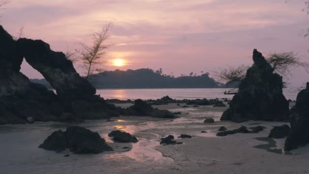 Grandes Buracos Dentro Grande Rocha Praia Buffalo Ilha Phayam Rarong — Vídeo de Stock