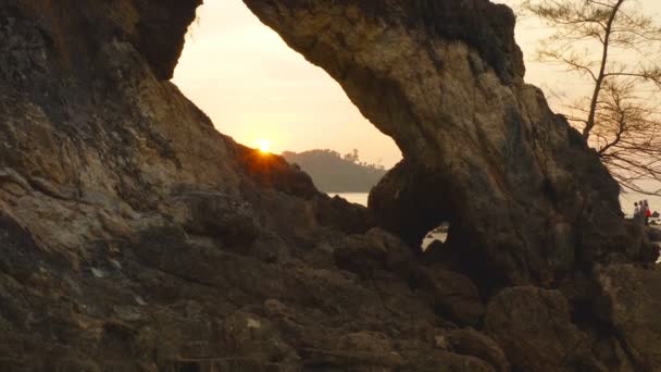 在布法罗海滩法亚姆岛拉农泰国的辛塔鲁洞里 阳光照射 辛塔鲁是拉农省帕亚姆岛上一个新的地标性日落观点 — 图库视频影像