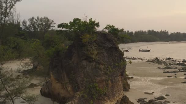 Nagy Lyukak Belül Nagy Szikla Buffalo Beach Phayam Sziget Rarong — Stock videók