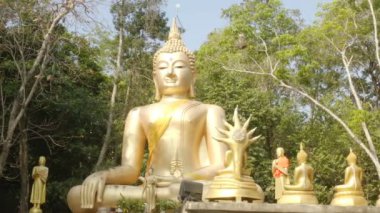 dağdaki Phayam tapınağında havadan altın Buda heykeli. Phayam tapınağı Phayam adasının bir dönüm noktası var denizde pavillion gitmek için uzun bir iskele var