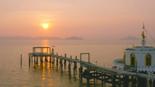 Hava Fotoğrafçılığı Inanılmaz Altın Buda Gün Doğumunda Denizde Pavillion Üzerinde — Stok video