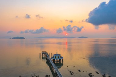 Havadan görünümü gündoğumu Phayam Tapınağı bir dönüm noktası Phayam Island, iskelede. Hin Kao Körfezi üzerinde Phayam tapınaktır.