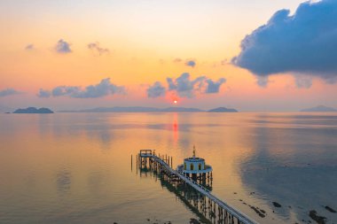 Gök olayları görüntülemek güzel gündoğumu altın Buddha duran heykelin üzerine denizin dibinde Phayam temple pier köşk