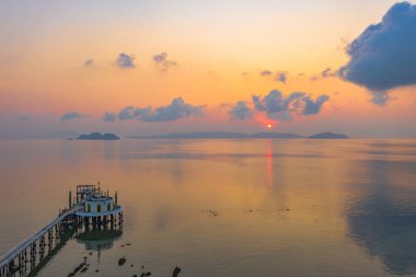 Havadan görünümü gündoğumu Phayam Tapınağı bir dönüm noktası Phayam Island, iskelede. Hin Kao Körfezi üzerinde Phayam tapınaktır.