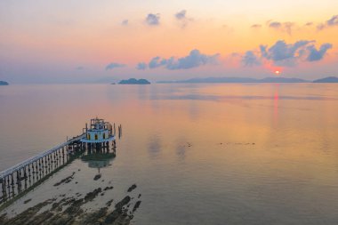 Havadan görünümü gündoğumu Phayam Tapınağı bir dönüm noktası Phayam Island, iskelede. Hin Kao Körfezi üzerinde Phayam tapınaktır.