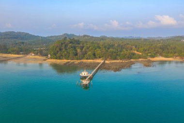 Havadan görünümü gündoğumu Phayam Tapınağı bir dönüm noktası Phayam Island, iskelede. Hin Kao Körfezi üzerinde Phayam tapınaktır.