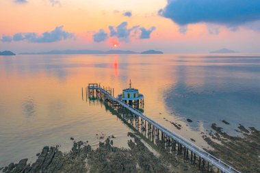 Havadan görünümü gündoğumu Phayam Tapınağı bir dönüm noktası Phayam Island, iskelede. Hin Kao Körfezi üzerinde Phayam tapınaktır.