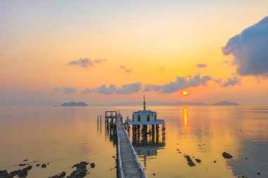 Havadan görünümü gündoğumu Phayam Tapınağı bir dönüm noktası Phayam Island, iskelede. Hin Kao Körfezi üzerinde Phayam tapınaktır.