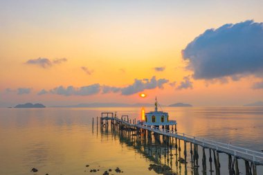 Havadan görünümü gündoğumu Phayam Tapınağı bir dönüm noktası Phayam Island, iskelede. Hin Kao Körfezi üzerinde Phayam tapınaktır.