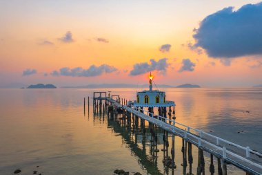 Havadan görünümü gündoğumu Phayam Tapınağı bir dönüm noktası Phayam Island, iskelede. Hin Kao Körfezi üzerinde Phayam tapınaktır.