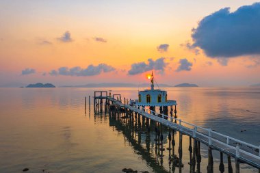 Havadan görünümü gündoğumu Phayam Tapınağı bir dönüm noktası Phayam Island, iskelede. Hin Kao Körfezi üzerinde Phayam tapınaktır.
