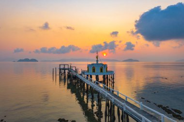 Havadan görünümü gündoğumu Phayam Tapınağı bir dönüm noktası Phayam Island, iskelede. Hin Kao Körfezi üzerinde Phayam tapınaktır.