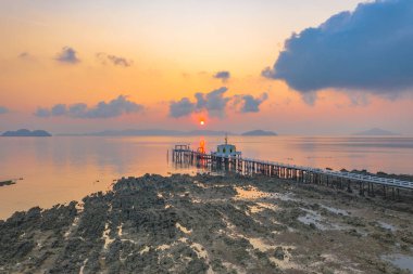 Havadan görünümü gündoğumu Phayam Tapınağı bir dönüm noktası Phayam Island, iskelede. Hin Kao Körfezi üzerinde Phayam tapınaktır.