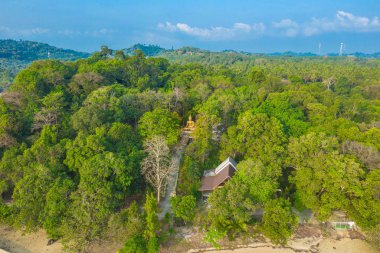 anteni Phayam tapınak Dağı'nda altın Buddha statue görüntüleyin. Phayam Tapınağı Phayam Island bir dönüm noktası olduğunu