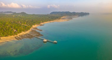 Havadan görünümü gündoğumu Phayam Tapınağı bir dönüm noktası Phayam Island, iskelede. Hin Kao Körfezi üzerinde Phayam tapınaktır.