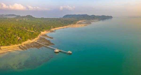 Havadan görünümü gündoğumu Phayam Tapınağı bir dönüm noktası Phayam Island, iskelede. Hin Kao Körfezi üzerinde Phayam tapınaktır.