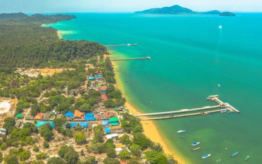 Koh Phayam Island üzerinde tek yerdir Koh Phayam iskelesi yukarıda havadan görünümü.