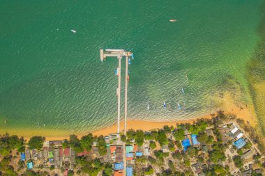 Koh Phayam Island üzerinde tek yerdir Koh Phayam iskelesi yukarıda havadan görünümü.
