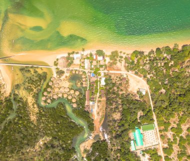 Havadan görünümü resort, Mae Mai Körfez Phayam Island Ranong Tayland mangrove forest yakınındaki