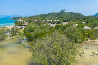 Havadan görünümü resort, Mae Mai Körfez Phayam Island Ranong Tayland mangrove forest yakınındaki