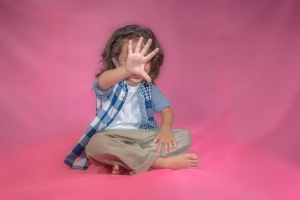 Ein Junge Zeigt Fünf Finger Auf Seinem Gesicht Auf Rosa — Stockfoto