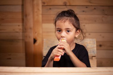 uzun saçlı erkek giyim siyah gömlek dondurma ahşap odada yemek