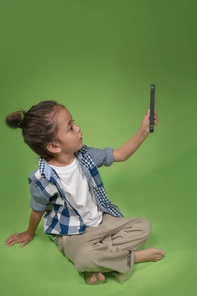 Yeşil Ekranda Bir Erkek Selfie — Stok fotoğraf