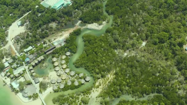 空中视图海滩和度假村在湄伊湾法亚姆岛拉农省泰国 — 图库视频影像