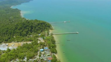 Koh Phayam iskelesinin üstündeki hava manzarası Ranong 'un Koh Phayam Adası' ndaki tek yeri.