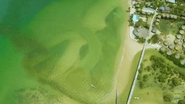 Havadan görünümü plaj ve Mae Mai Körfez Phayam Island Ranong il Tayland, beldesinde