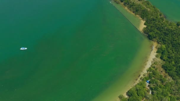 空撮ビーチと Phayam 島ラノーン県タイで前舞湾に位置するリゾート — ストック動画