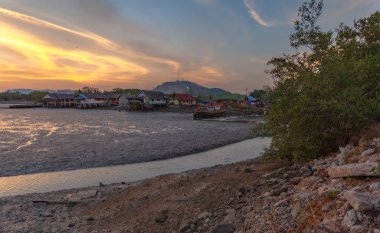 Phuket balıkçılık köyünde çarpıcı günbatımı. düşük gelgit sırasında balıkçılık Biga yanında küçük bir kanal olacak