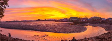 Phuket balıkçılık köyünde çarpıcı günbatımı. düşük gelgit sırasında balıkçılık Biga yanında küçük bir kanal olacak