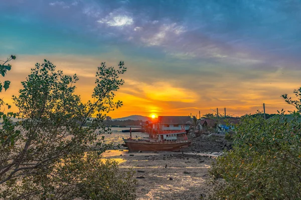 Omračující Západ Slunce Rybářské Vesnici Phuketu Během Odlivu Bude Mít — Stock fotografie
