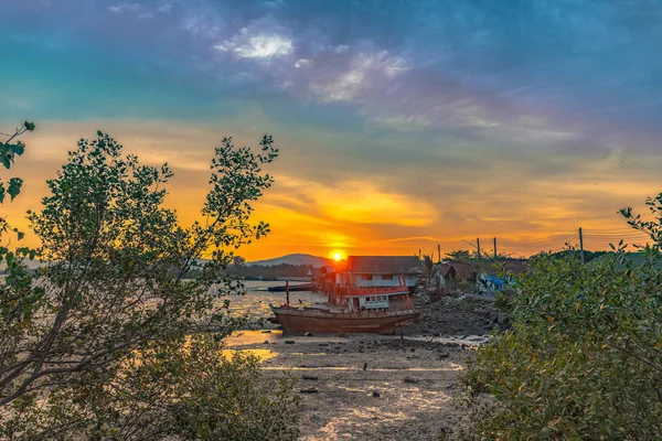 Atemberaubender Sonnenuntergang Fischerdorf Phuket Ebbe Hat Einen Kleinen Kanal Neben — Stockfoto