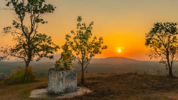 丘の上の黄金の仏像の後ろのタイムラプス夕日 ベルの後ろの風景の夕日とバーンガオ寺院ラロンの丘の上に金色の仏像 — ストック動画