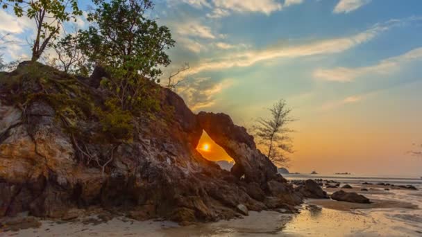 coucher de soleil dans le trou de perçage de roche Hin Thalu dans la baie de Buffalo Koh Phayam Ranong Province .