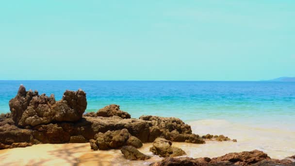 クワンピーブビーチパヤム島ラノンのビーチの美しい岩 — ストック動画
