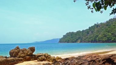 Kwangpeeb plaj Phayam ada Ranong plajda güzel kaya