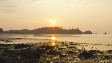 Buffalo plaj Phayam ada Rarong Taylandsun ışık Üzerinde Büyük kaya içinde Buffalo plaj Phayam ada büyük deliklerüzerinde kaya piercing delik hava görünümü Hinthalu Phayam adanın delik ile