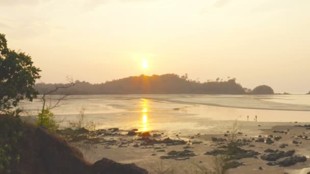 Vue Aérienne Coucher Soleil Dans Trou Perçage Rocheux Sur Plage — Video