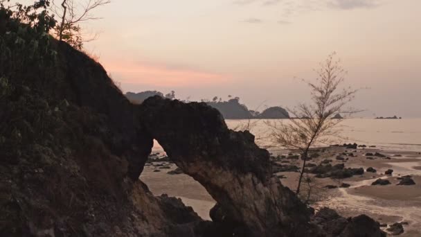 해변에 라농의 매력은 특이한 암석이 있습니다 바위는 중간에 구멍과 포인트와 — 비디오