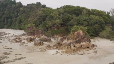 Buffalo Bay Koh Phayam Ranong Eyaleti Hintalu bakış noktasında güzel gün batımı. Sahilde Koh Phayam başka bir cazibesi alışılmadık kaya oluşumları bir yeri vardır. Hintalu Tayland yeni bir dönüm noktası