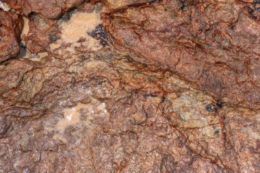 Dalganın üst görüntüsü kayanın plaj dokusunda kayaya vurdu. Islak ve kuru. Sahilin etrafındaki doğanın güzel dokusu.